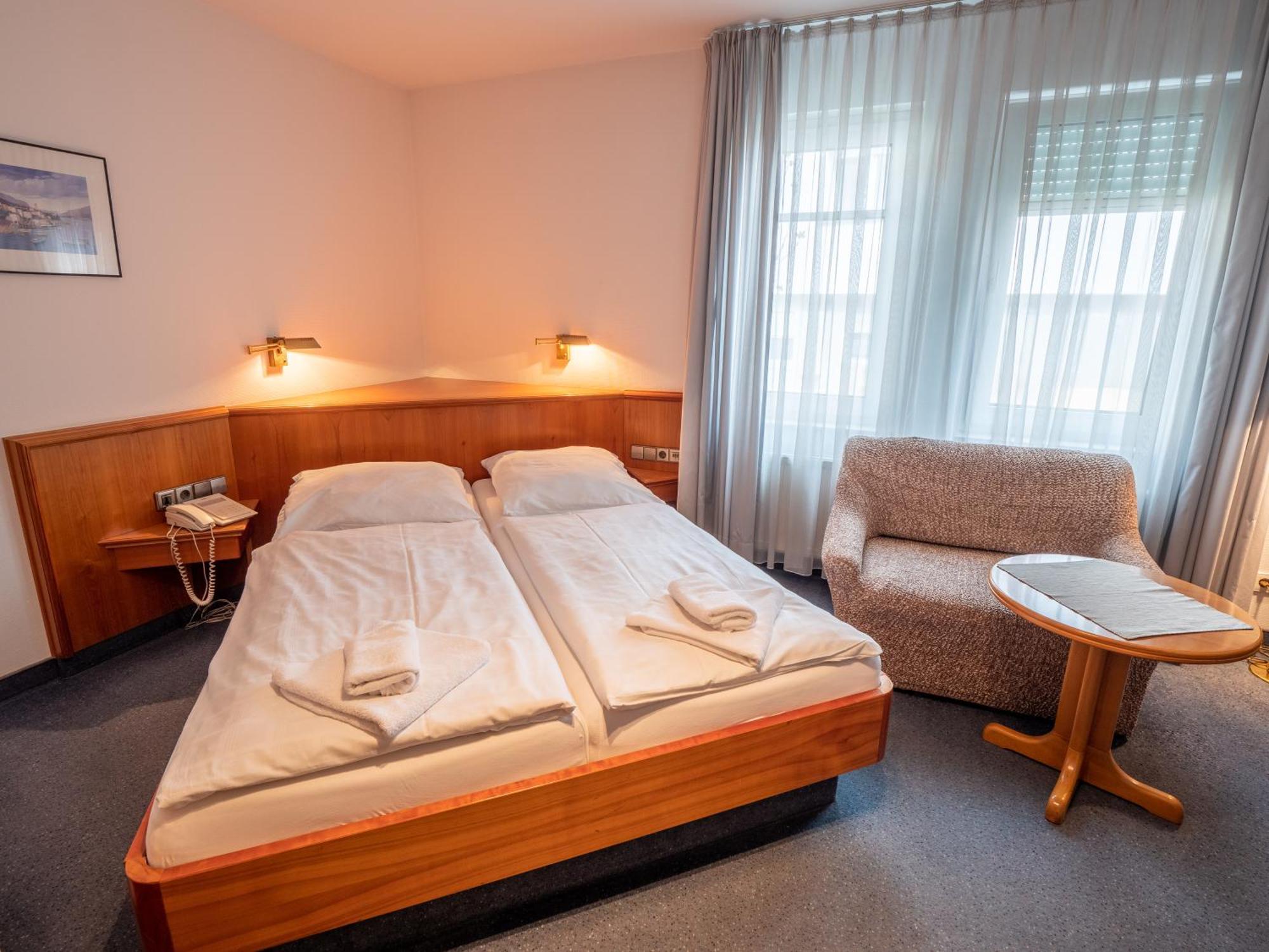Hotel Pflum Mit Gaestehaus Nuertingen Zimmer foto