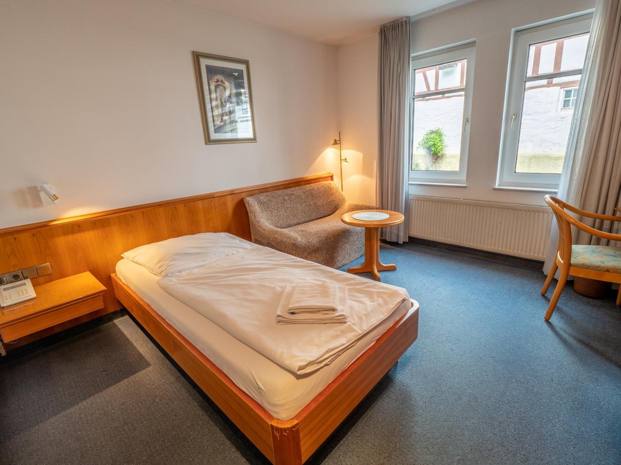 Hotel Pflum Mit Gaestehaus Nuertingen Exterior foto