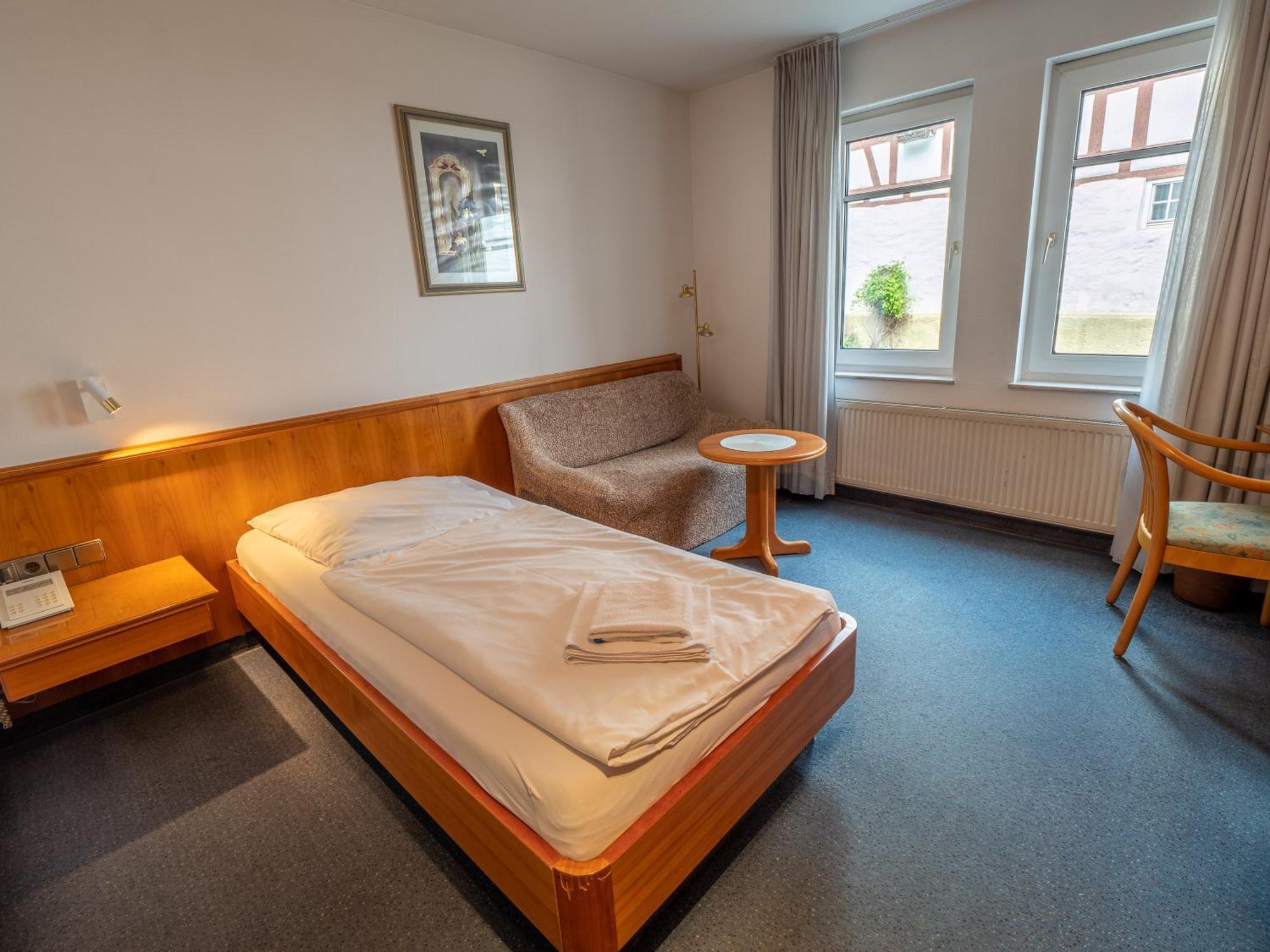 Hotel Pflum Mit Gaestehaus Nuertingen Exterior foto