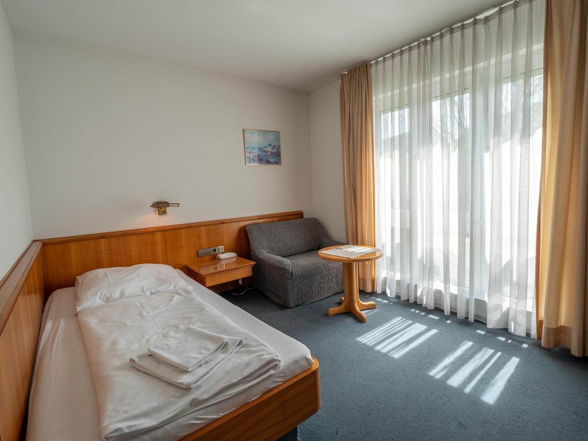 Hotel Pflum Mit Gaestehaus Nuertingen Exterior foto
